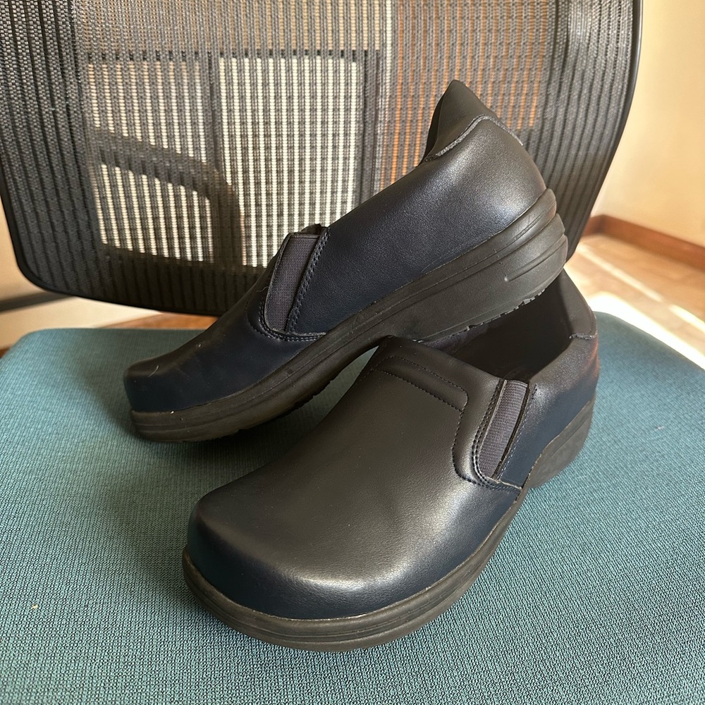 Navy Women’s Easy Street - Easy Works “Bind” Slip Resistant Clog Shoes Size 9M